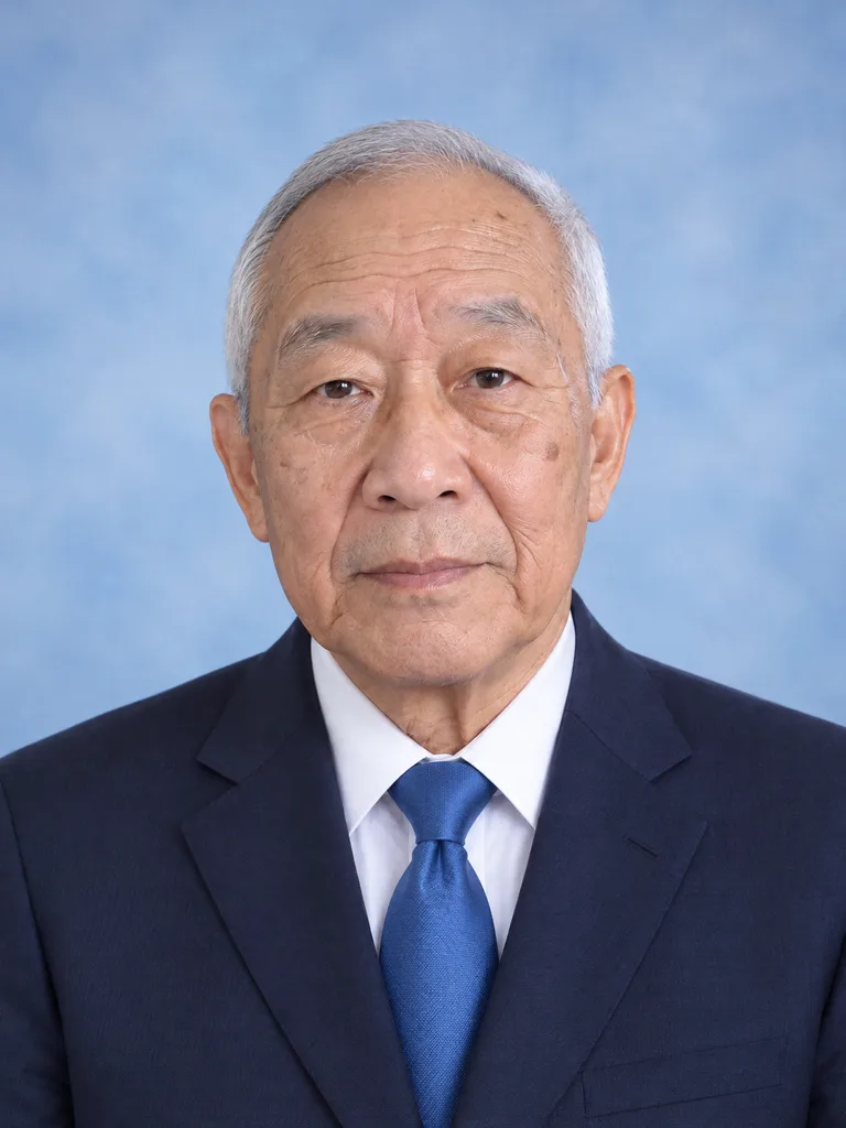 樣本:一位年長男士的正式照片,西裝,黑白