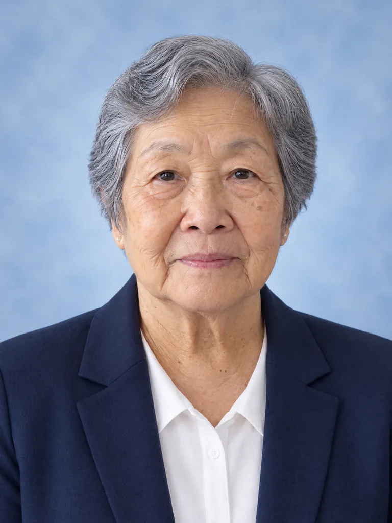 樣本:一位年長女士的正式照片,深色外套配白襯衫,淺藍色背景